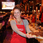 Rhea Harder serviert Donuts zum Kaffee, Mehr als eine warme Mahlzeit, Charity-Veranstaltung in der Fischauktionshalle Hamburg fr Bedrftige und Obdachlose HamburgerInnen, 12.12.2023