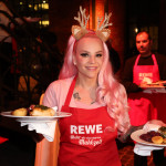 Mehr als eine warme Mahlzeit, Charity-Veranstaltung in der Fischauktionshalle Hamburg fr Bedrftige und Obdachlose HamburgerInnen, 12.12.2023