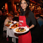 Mehr als eine warme Mahlzeit, Charity-Veranstaltung in der Fischauktionshalle Hamburg fr Bedrftige und Obdachlose HamburgerInnen, 12.12.2023